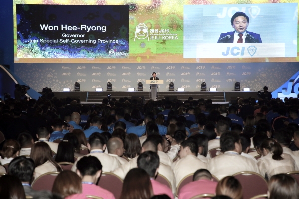 제주서 개막된 2019 JCI 아시아·태평양지역대회 개막식에서 개막식사에서 청년 정신이 지구촌 평화 인류 미래를 밝히는 등불이라고 강조했다.