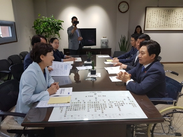 원희룡 지사는 18일 김현미 국토교통부장관에게 제2공항 기본계획에 연계 추진해주도록 제주도민의 의견을 수렴한 5개분야 25개 사업을 건의했다.