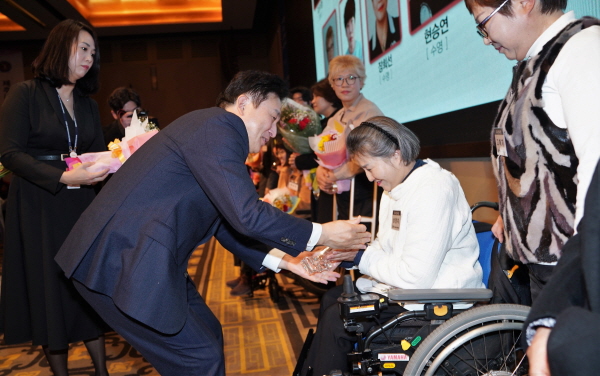 원희룡 도지사는 2019 장애인체육인의 밤 행사에 참석, 장애인 체육활성화에 기여한 유공자에게 표창을 하고 있다.