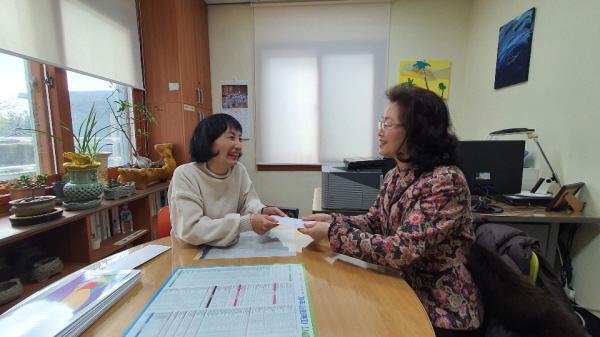 제주유아교육진흥원 박현숙원장은 서귀포 작은 예수의 집을 방문 위문금을 전달했다.