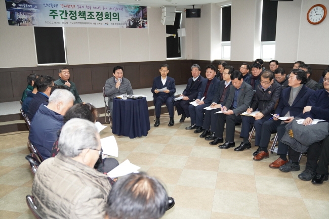 원희룡 제주도지사는 18일 주간정책조정회의를 민생현장인 전통시장에서 개최했다. 상인들의 이야기도 수렴했다.