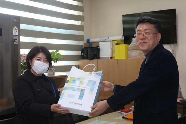 중국 북경수도사범대학교가 서귀포온성학교에 코로나19 확산 방지용으로 의료용 마스크를 기부했다.