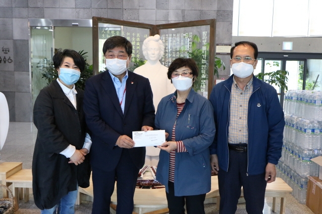 건입동 주민 김추자씨가 12일  김만덕기념관장을 방문, 김상훈관장에게 사랑의 쌀 기부금 200만원을 기탁했다.