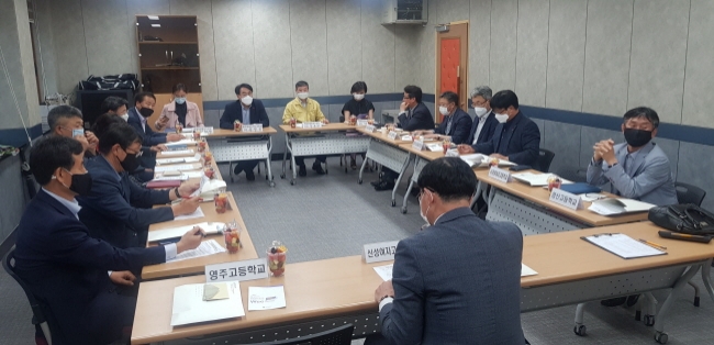 도교육청은 지난 18일 30개 고교 학교장이 참석한 가운데 정서위기학생 지원을 위한 사례회의를 가졌다. 이날 학생건강증진추진단 김선영 전문의가 유형별 대응방안에 대하여 자문했다.