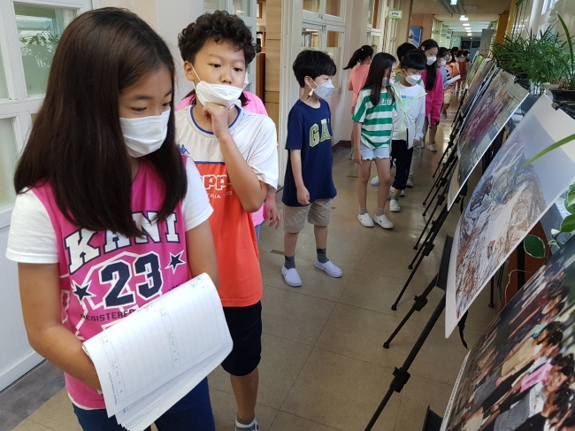 신제주초등학교는 6월 29일부터 7월 10일까지 중앙현관에서 평화사진전을 열고 있다.