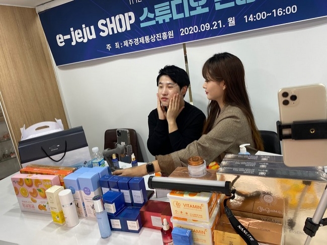 제주경제통상진흥원은 21일 e-Jeju SHOP 스튜디오 런칭 기념, 왕홍파매 행사를 2시간 동안 진행해  7개사 9개 제주상품 1200만원어치를 판매하는 성과를 냈다.