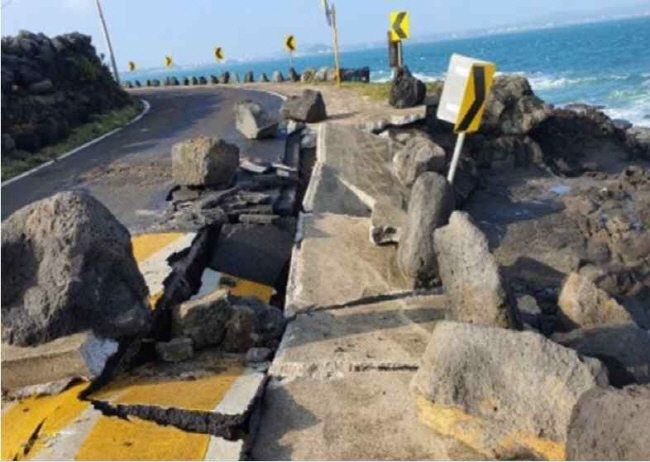 태풍 '마이삭'과 '하이선'으로 연평리 농어촌도로및 석축이 붕괴됐다.