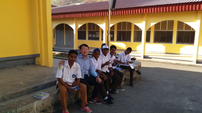 베코라 기술고등학교 학생들과 함께.