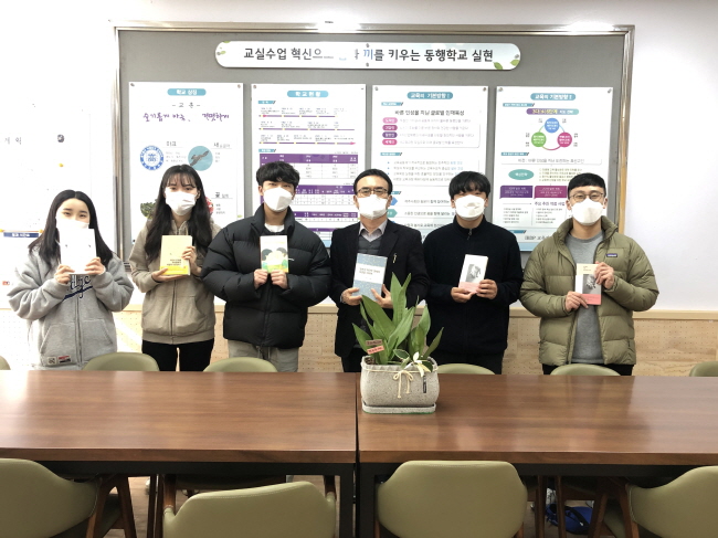 올해 표선고를 졸업한 시사토론동아리 학생들은 모교와 표선중 등 4개 기관에 일본군 위안부 관련 도서를 기증했다.