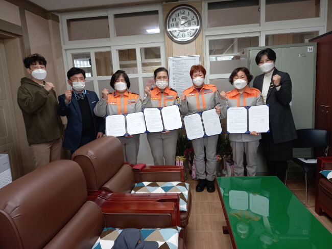 성산중은 성산 여성의용소방대원 13명을 학교 방역 자원봉사자로 위촉했다.