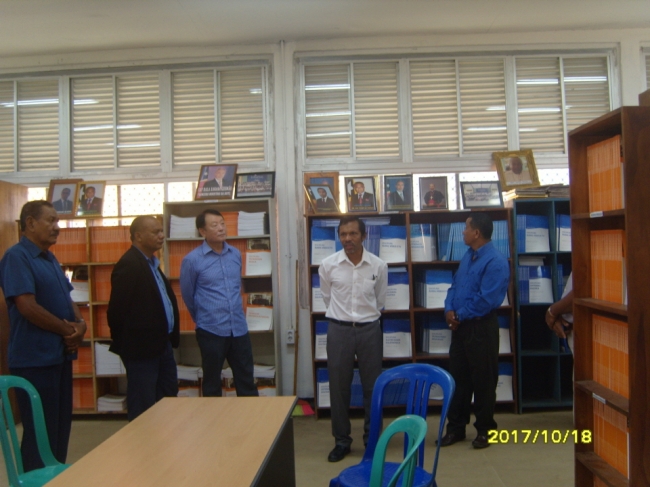 동티모르 교육부장관이 코이카 기술고등학교 도서관을 방문했다.