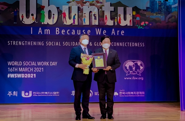 원희룡 제주도지사가 한국사회복지사협회가 주관한 제1회지방차지복지대상 광역자치단체부문 대상을 수상했다.