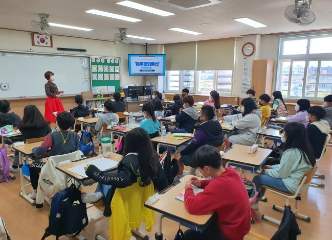 동홍초등학교는 4학년 학생 대상으로 제주인으로서의 자긍심을 찾기위한 프로그램으로 제주이해교육을 실시했다.