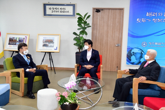 이석문교육감과 김원웅 광복회장이 15일 환담하며 역사교육 확산방안을 논의했다.