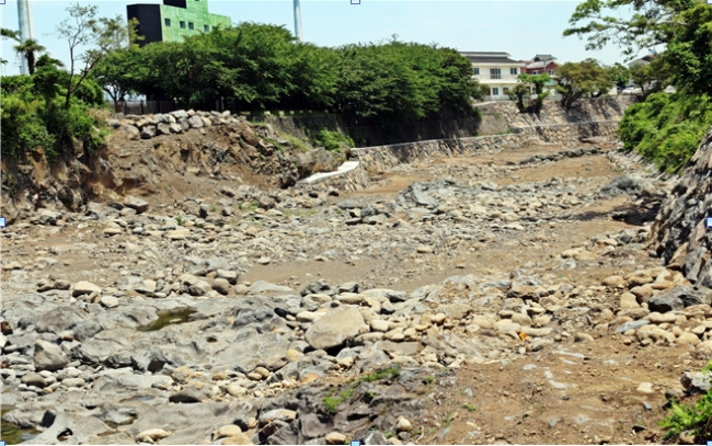 그림 2. 최근에 파괴된 하천 하상과 석축 쌓기(한천 오라내-오라동주민센터 부근)