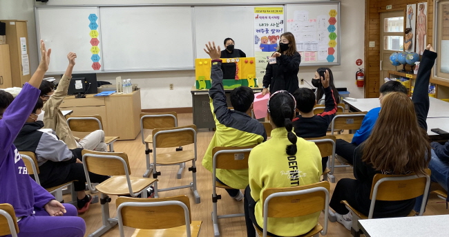 한수풀도서관이 20일 귀덕초 학생을 대상으로 동화작가 김윤화 작가를 초청 강연 및 독서프로그램을 운영했다.