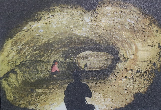 와흘굴 동국 내부. 동굴전문가들이 탐사를 하고 있다.