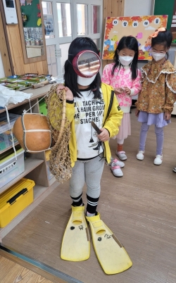 해안초 학생이 해녀체험을 하고 있다.