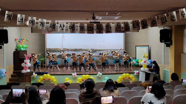 신창초등학교병설유치원 제3회 졸업식이 4일 학교 시청각교육실에서 개최됐다.