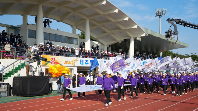 28일 오후 개최된 제56회 제주도민체육대회 개회식에서 대회기를 앞세우고 1만3000여 선수단이 입장하고 있다.