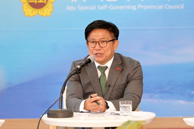김경학 제주특별자치도의회 의장이 2024년 신년 대담을 하고 있다.